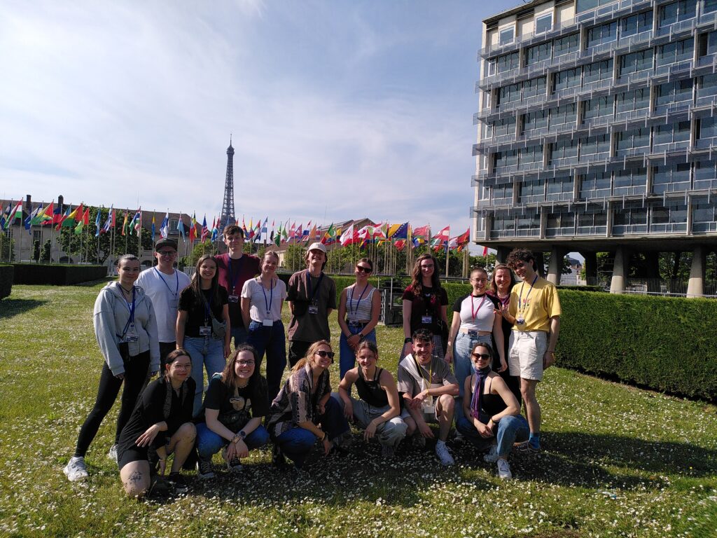 Gruppenbild mit vielen Jungen Erwachsenen